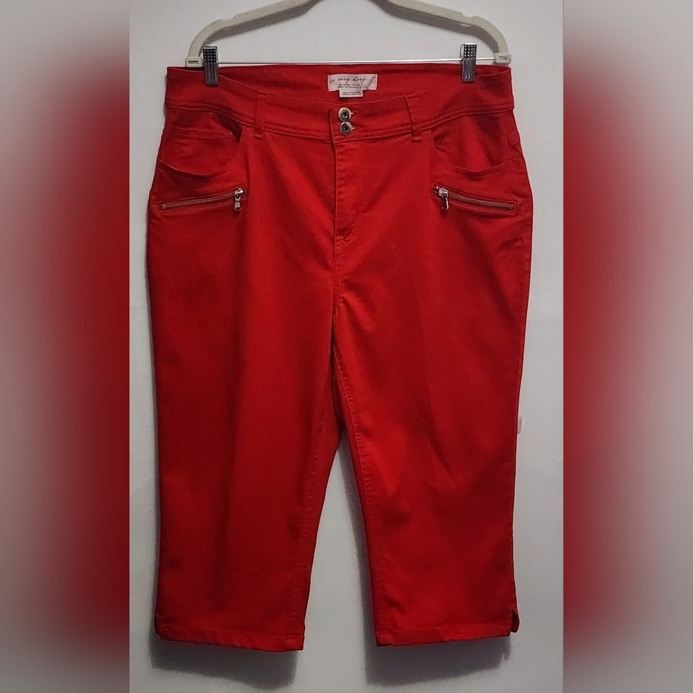 NWOT In Every Story Red Universal Fit Capris Cropped Pants Zipper Detail Size 16